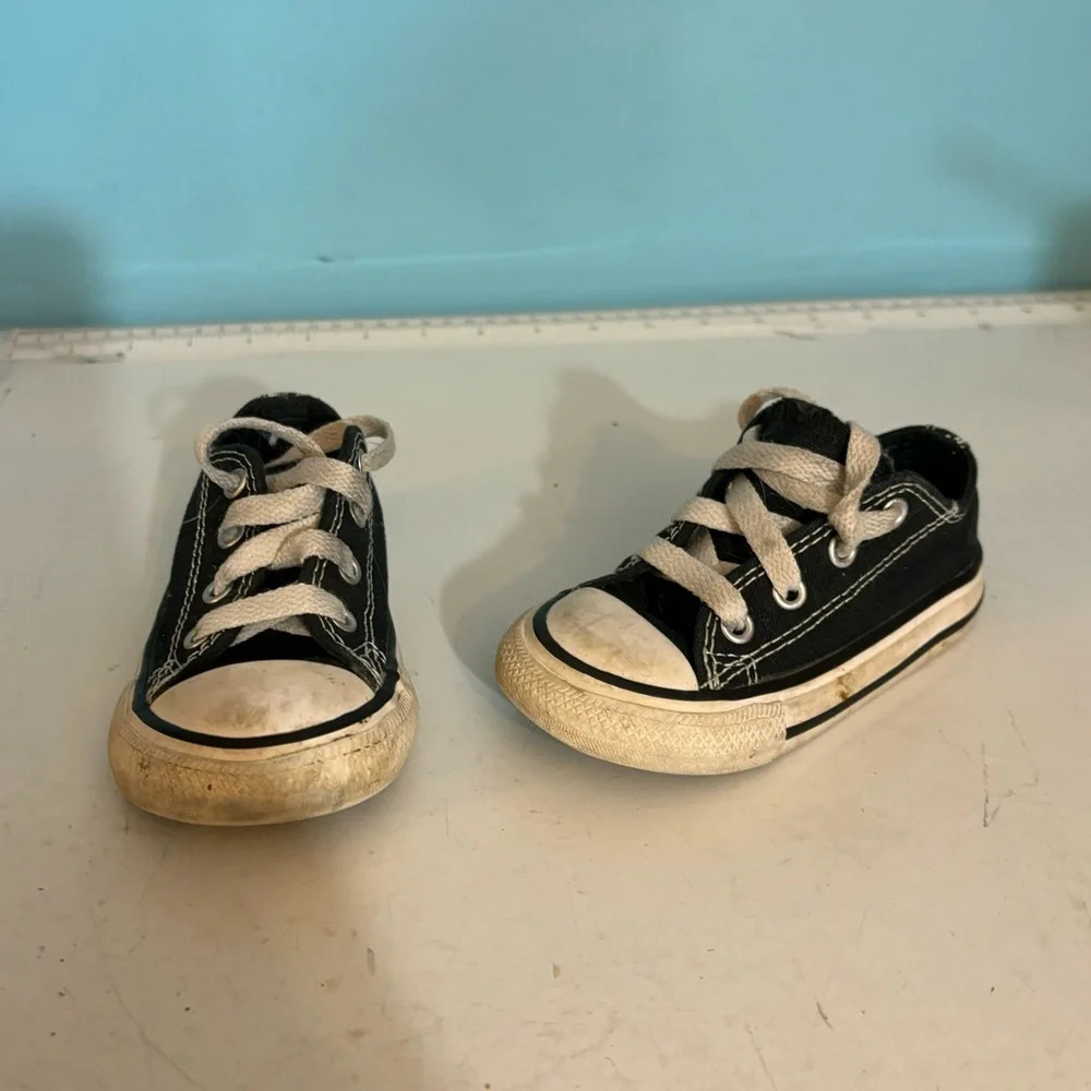 🛍️3/$30  Converse all star low top black chuck Taylor’s‎ in size 6 toddler